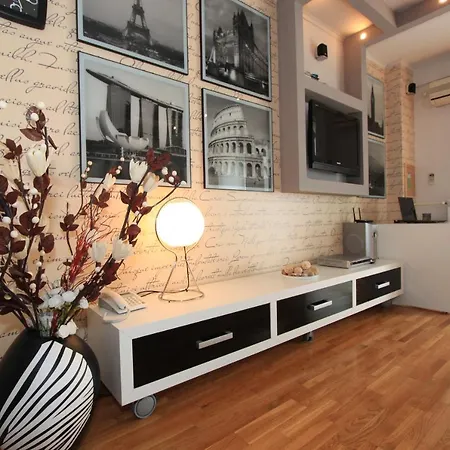 Base Apartment *